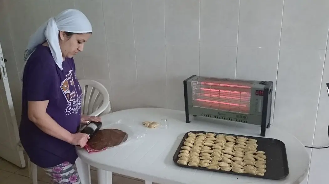 في بلدة القليعة، تستعد العائلات العراقية ايضا لتحضير حلويات العيد. ورغم مرارة الغربة وغصة الفراق عن الاقارب والحال المعيشية