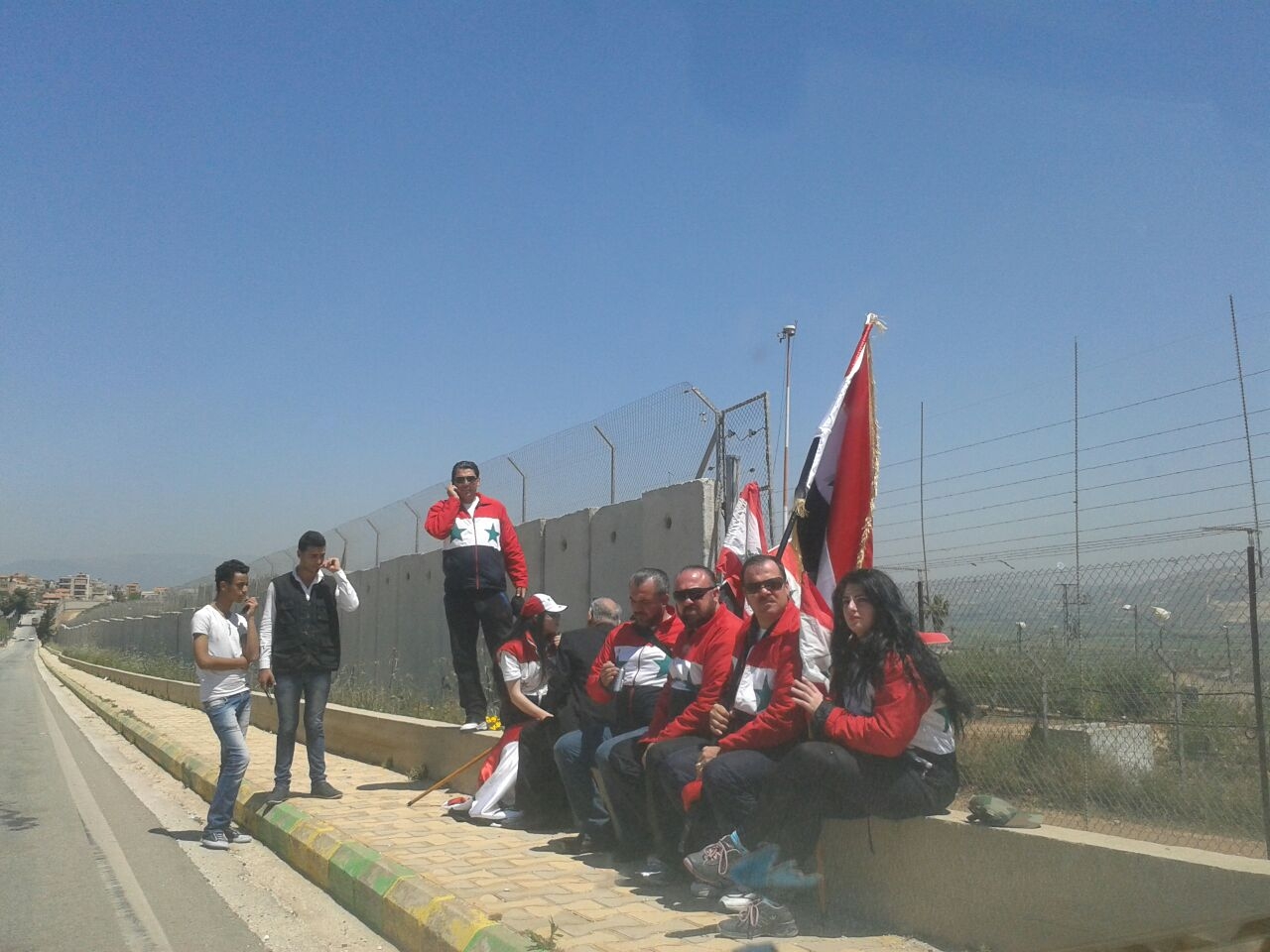 فريق الرحال السوري عند جدار فاطمة الاسمنتي
