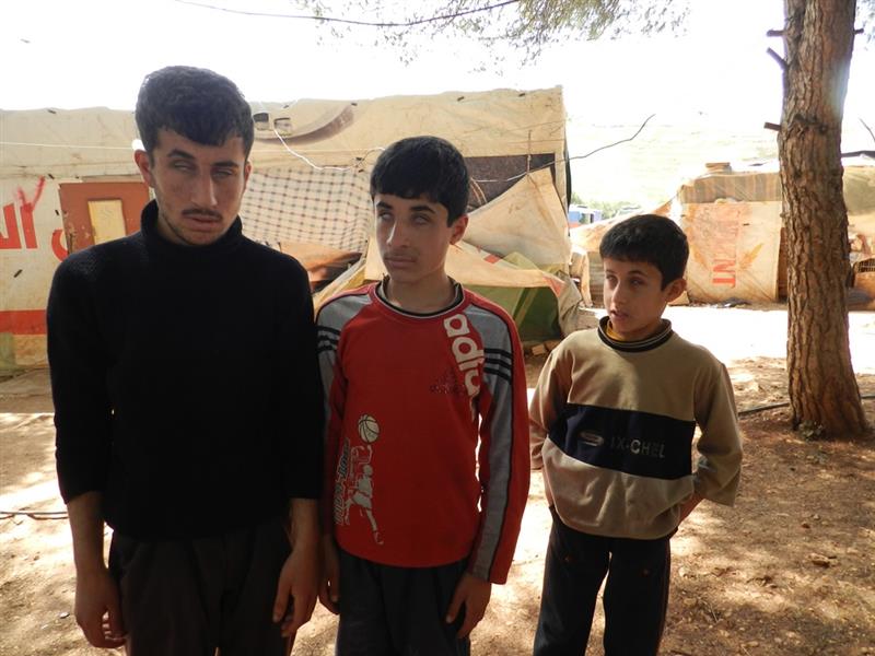 الإخوة  الثلاثة الذين فقدوا بصرهم منذ الولادة يعيشون مع عائلتهم في خيمة قماشية مهترئة عند الطرف الغربي لمخيم مرجعيون