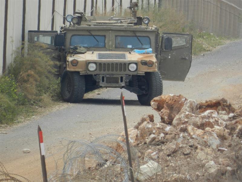 دورية إسرائيلية في محور المطلة (طارق ابو حمدان)