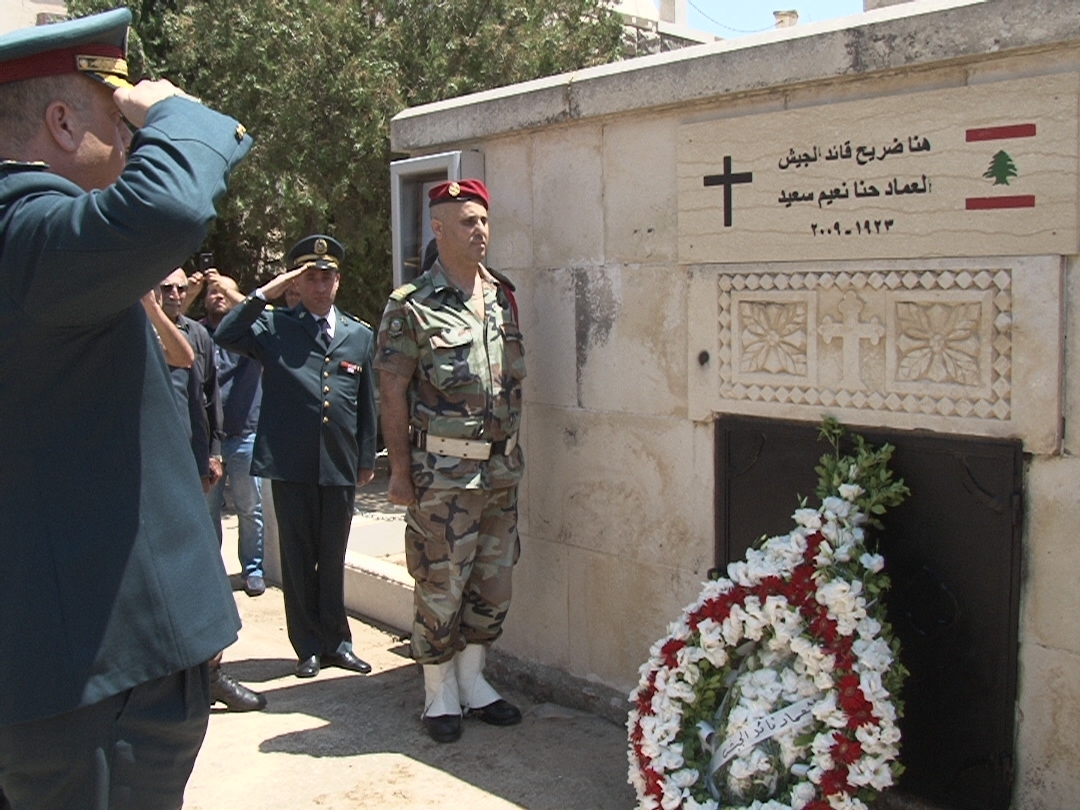 وضع إكليل من الزهر على ضريح القائد السابق للجيش حنا سعيد في القليعة