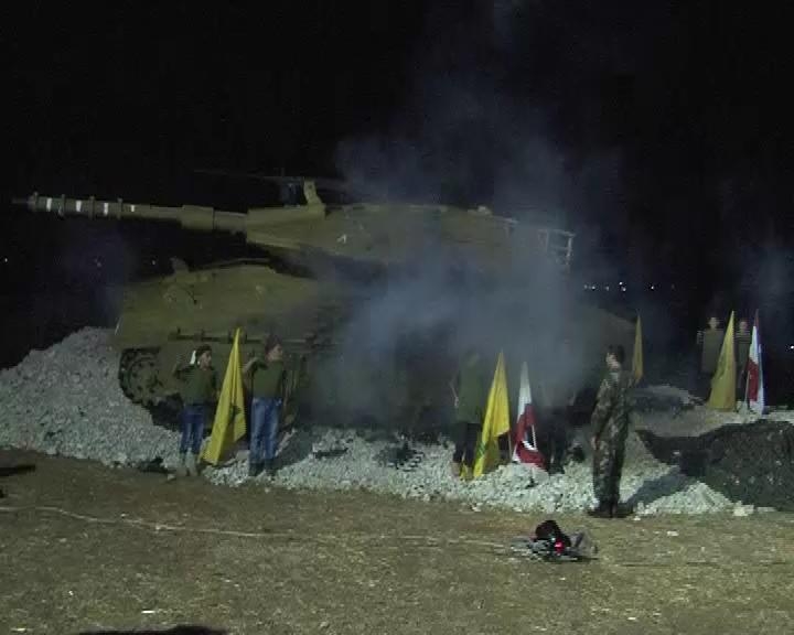 مجسم لدبابة ميركافا خلال الاحتفال