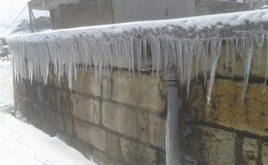  الجليد يطوق منزل في بلدة شبعا (طارق ابو حمدان)