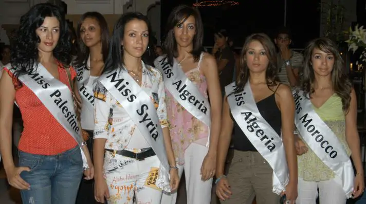 ملكات جمال عربيات شاركن في حفل أقيم في شرم الشيخ عام 2006 (عمرو الميرغني/ فرنس برس)