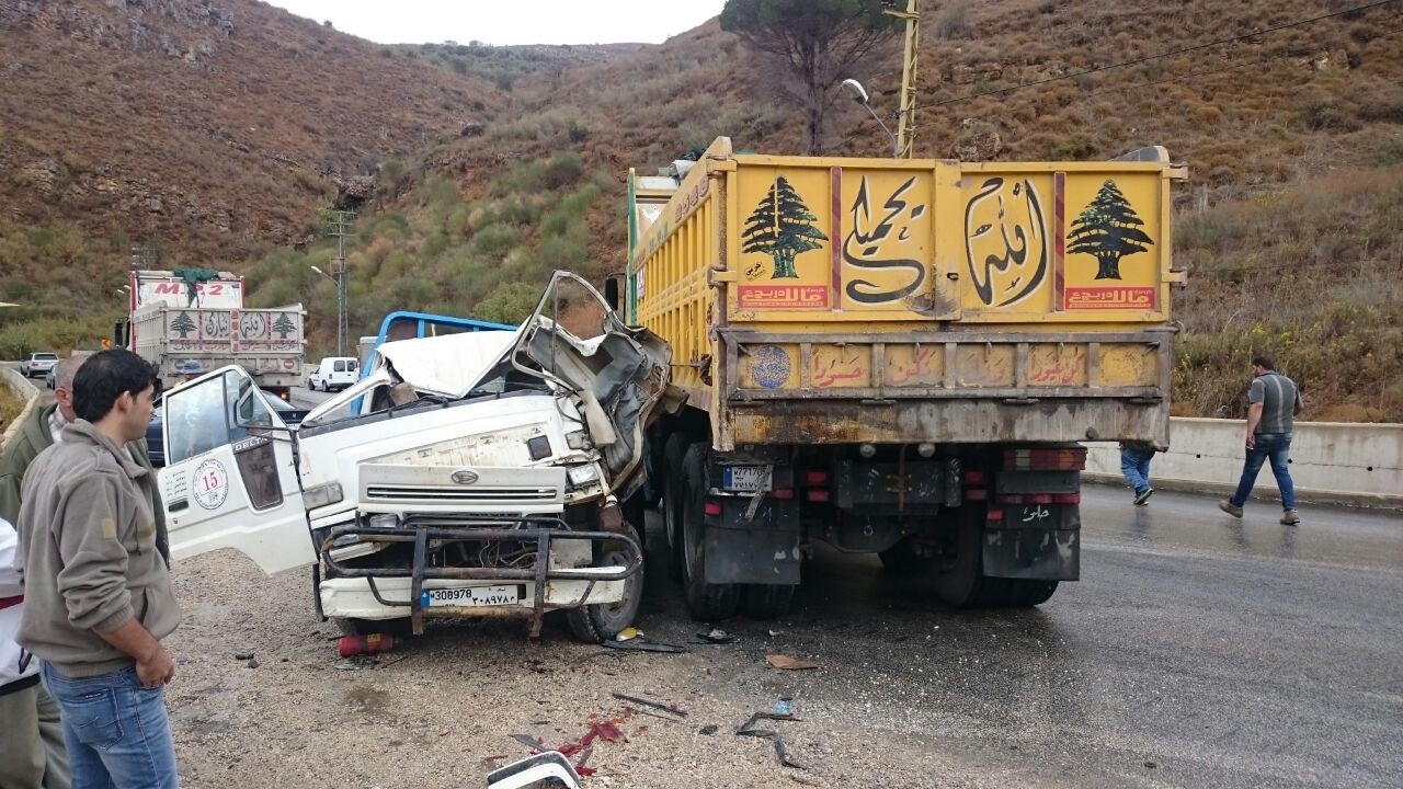 حادث سير بين شاحنة وبيك آب عند منعطف الخردلي
