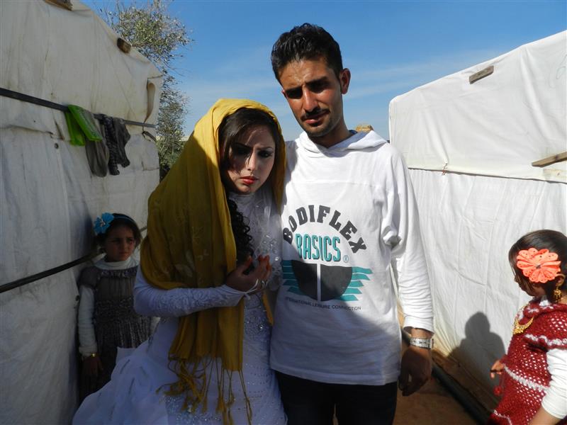 عروسان في مخيم إبل السقي للنازحين (طارق أبو حمدان)