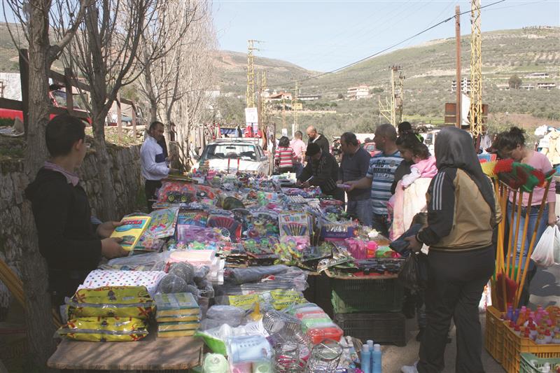 بسطات سورية تنافس اللبنانية في سوق شعبي (طارق ابو حمدان) والعمالة السورية تنافس اللبنانية في المنطقة الحدودية