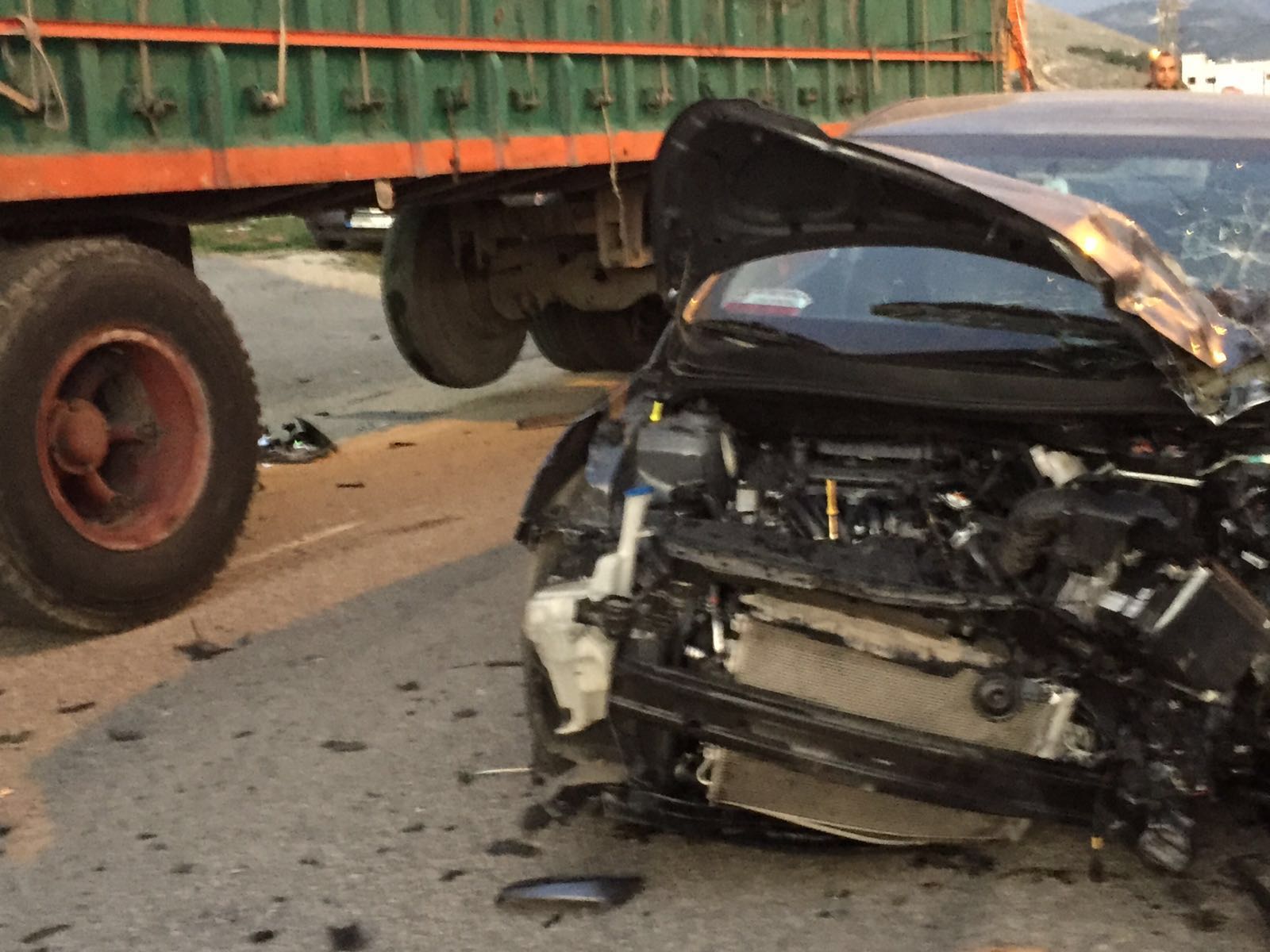 حادث السير في ابل السقي بين شاحنة تجر مقطورة وسيارة مدنية