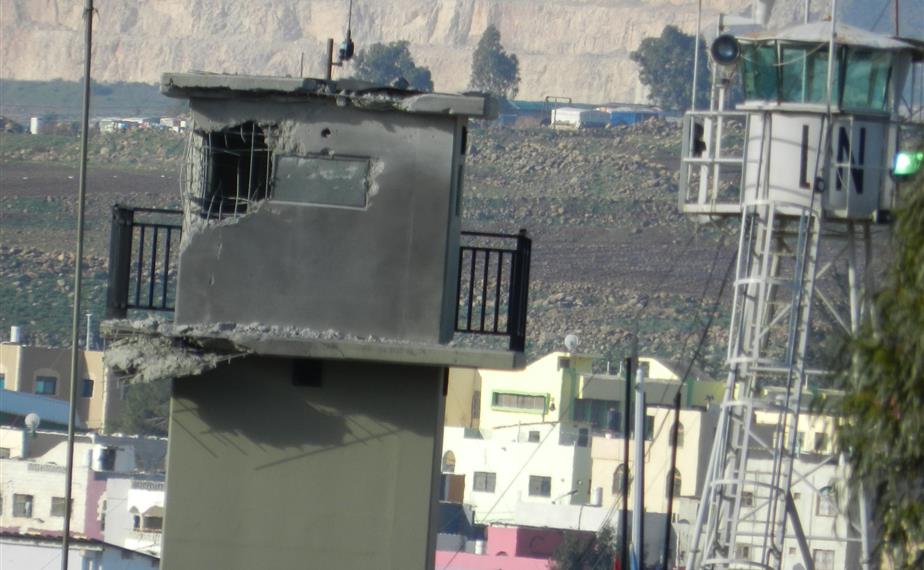 آثار القذيفة الإسرائيلية على برج المراقبة الذي قُتل فيه الجندي الإسباني (طارق ابو حمدان)