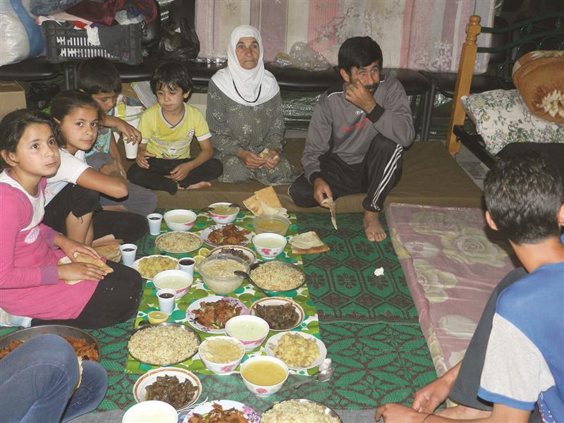عائلة نازحة تتناول الإفطار في شبعا (طارق ابو حمدان)