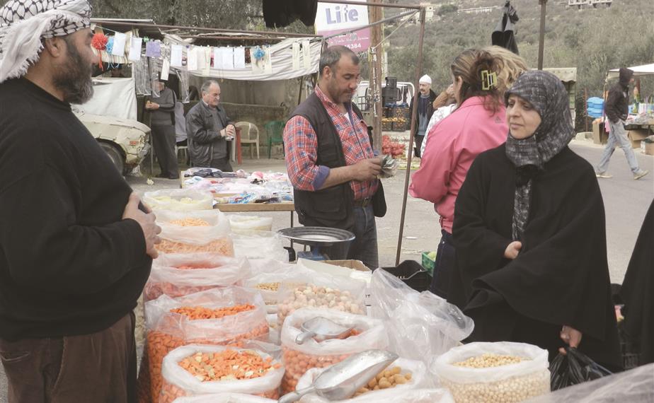 حركة خفيفة في سوق الخان الشعبي (طارق ابو حمدان)