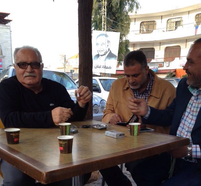 رئيس بلدية الخيام الدكتور علي اسماعيل عبدالله مع بعض الأصدقاء