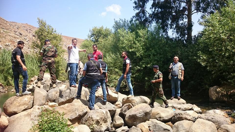 مدنيون-وعناصر امنية خلال-تنظيف الوزاني  - باسل أبو حمدان 