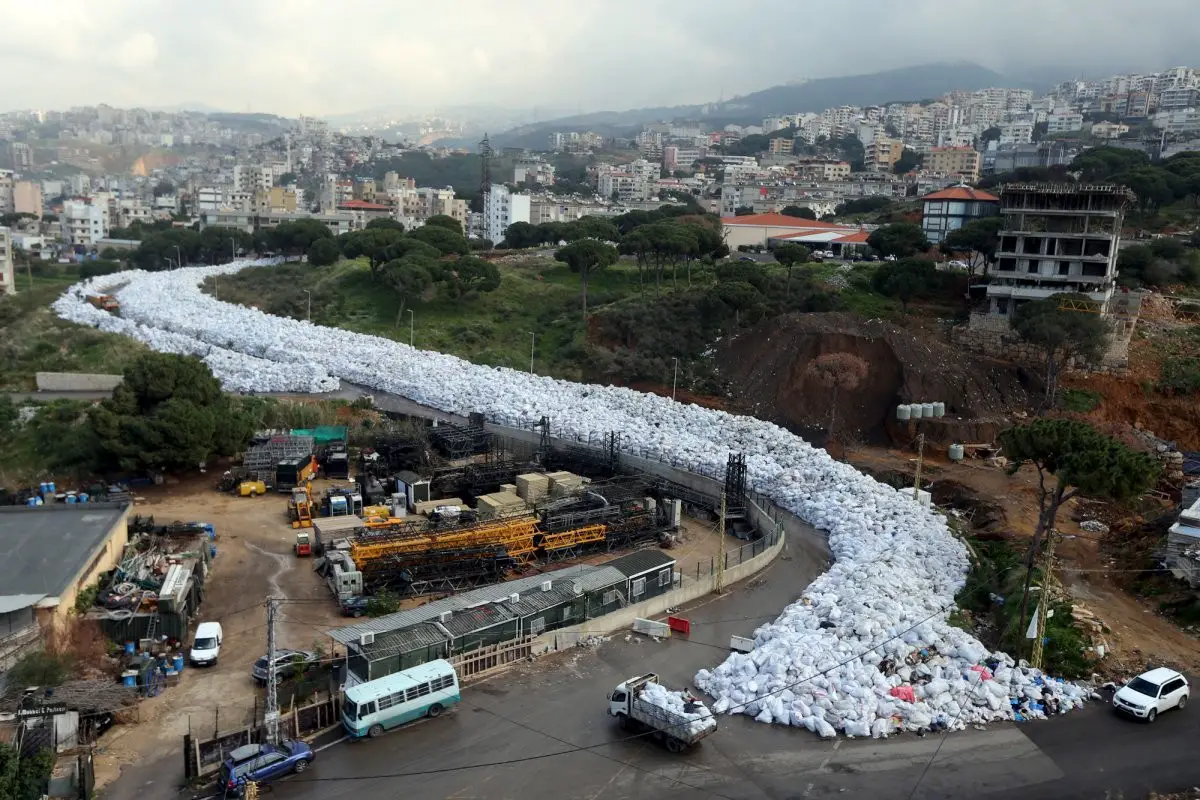 أكياس القمامة التي تملأ الشوارع في بيروت  بسبب أزمة النفايات التي شهدتها المنطقة والتقطت الصورة بتاريخ 23 فبراير/شباط 2016.
