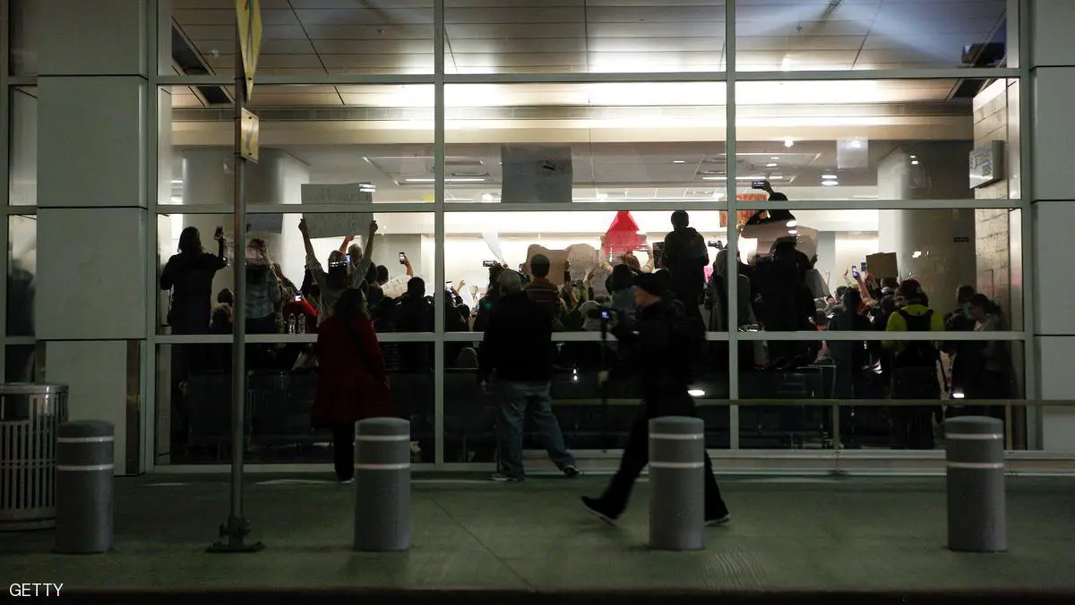 قرار ترامب أثار احتجاجات في بعض المطارات الأميركية