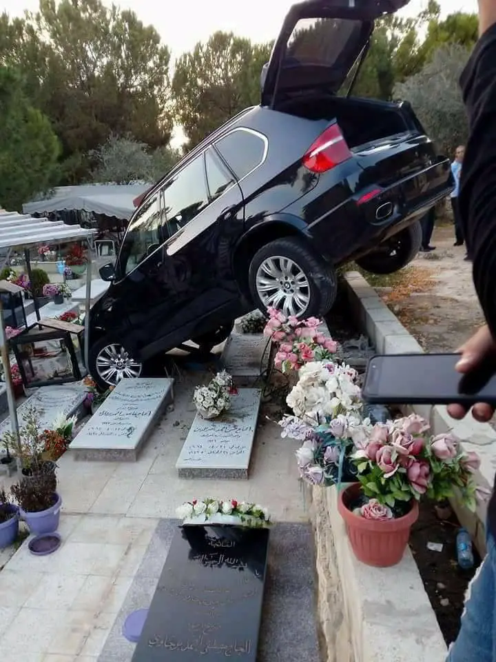 السيارة بين القبور في دير الزهراني