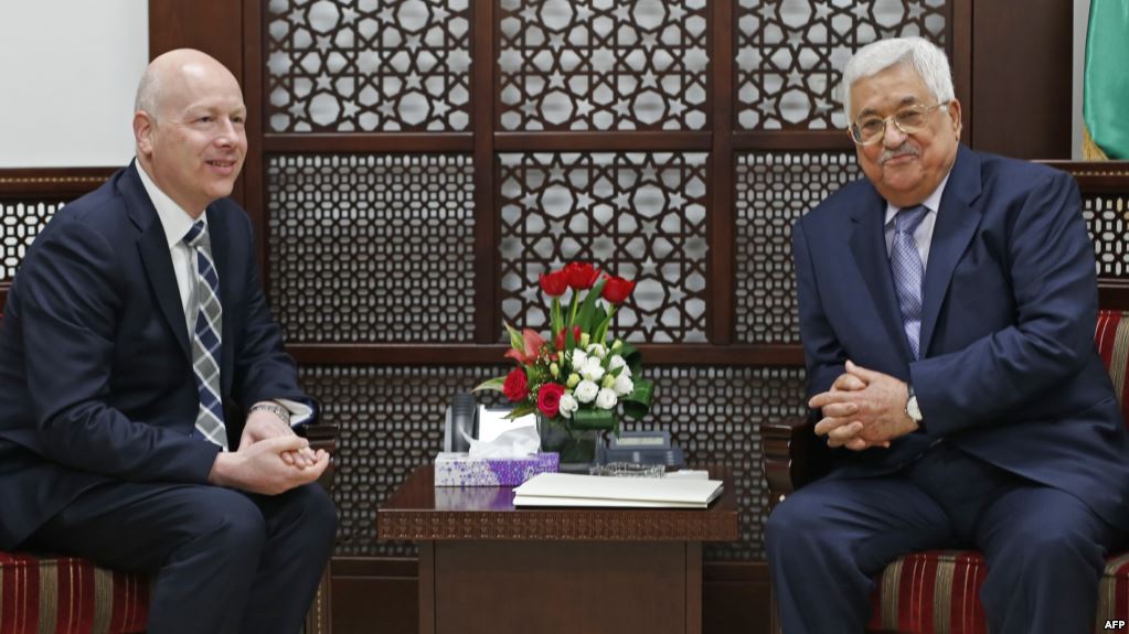 الرئيس محمود عباس خلال لقائه جيسون غرينبلات، الممثل الخاص للرئيس دونالد ترامب لما يسمى عملية السلام في الشرق الأوسط