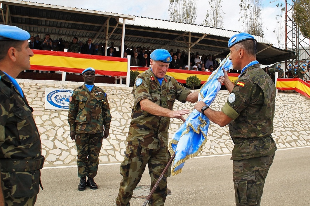 الجنرال بيري يسلم علم الامم المتحدة الى القائد الجديد الجنرال روميرو