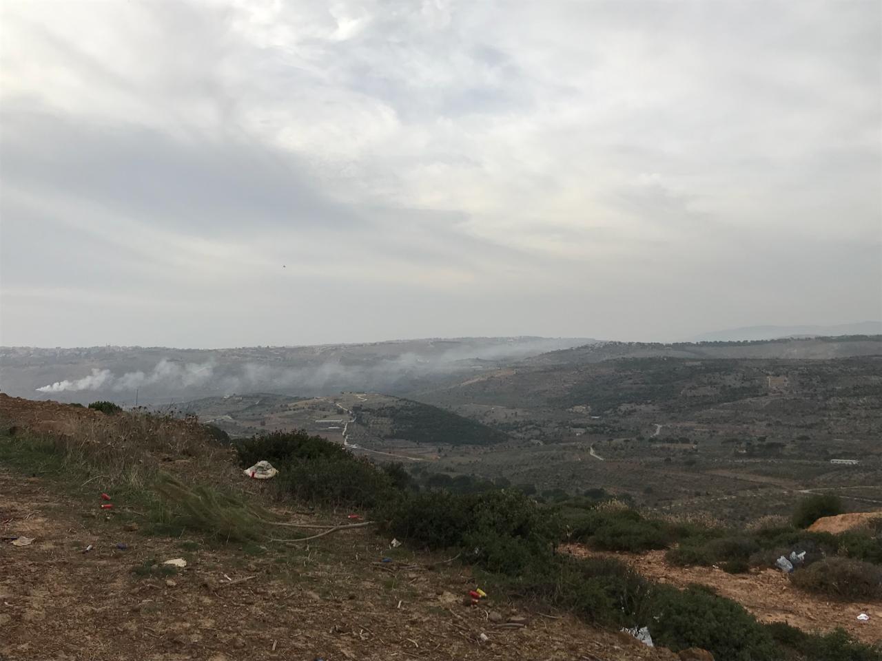 هذه الصورة التقطت، من راشيا افخّار، في ذات اليوم، حيث بلغ الدخان المنبعث بعض البيوت في بلدة إبل السقي 