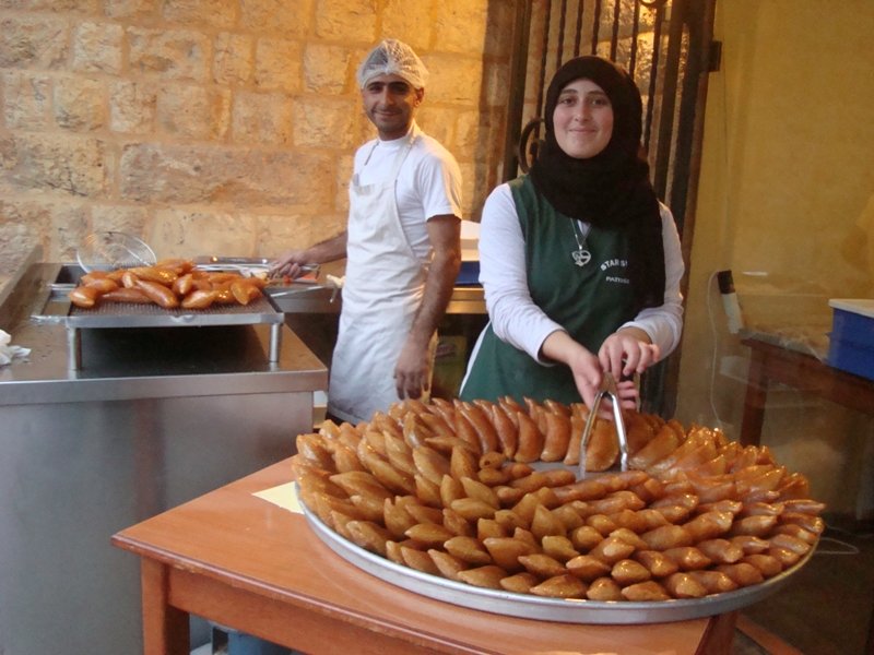 يتم توزيع القمح المسلوق، وحلويات العيد من المشبك والعوامات والقطايف، على التلامذة و الحضور
