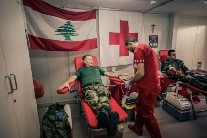 الجنرال بيري يتبرع بالدم وكذلك احد ضباط الجيش اللبناني