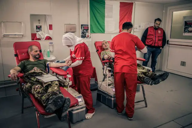 عناصر دولية ولبنانية تتبرع بالدم للصليب الاحمر في صور