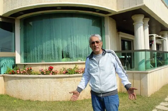 مدير مؤسسة معروف سعد الثقافية عبد الامير عسيليفي أمام منزله في بلدة الرميلة في اقليم الخروب الساحلي