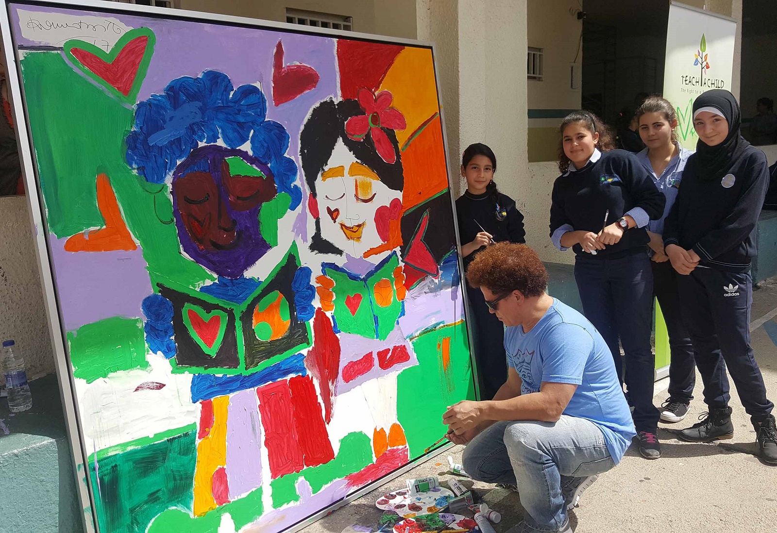 الفنان روميرو بريتو يرسم مع التلامذة