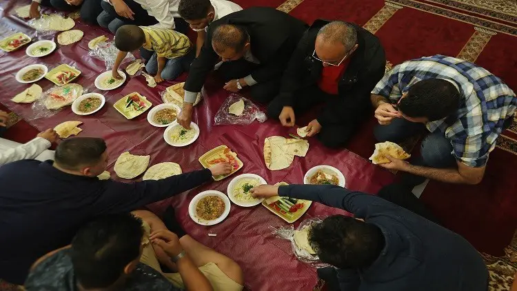مسلمون يتناولون طعام الإفطار في برلين - ألمانيا