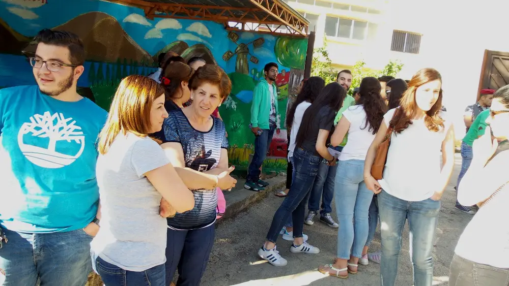 زحمة الاهالي والطلاب امام مركز الامتحانات