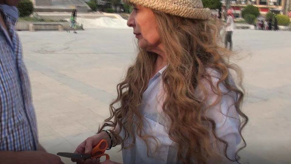 الفنانة تقص شعرها في حلب وفاءا لما نذرت