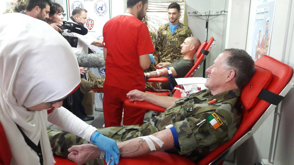 الجنرال بيري يتبرع بالدم