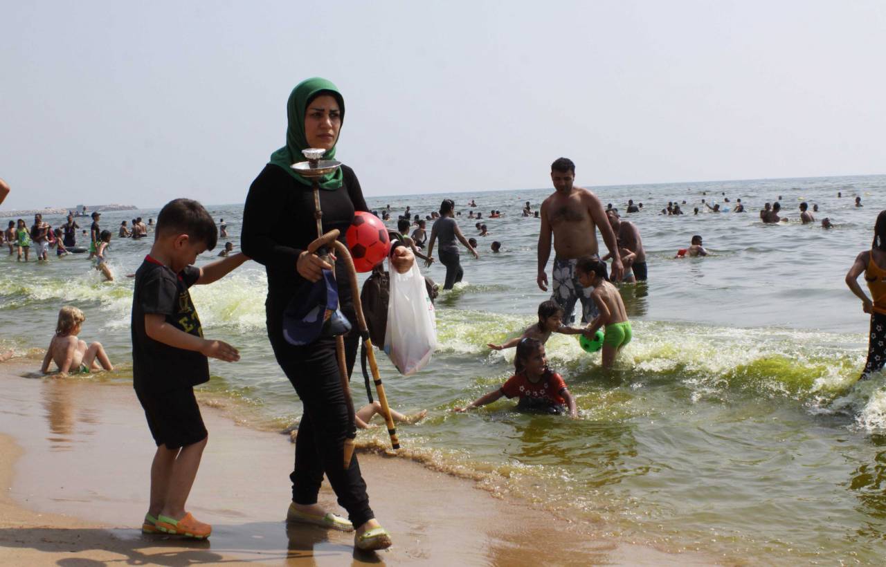 (هربا من الحر.... على شاطىء الرملة البيضاء- صورة لناصر طرابلسي)