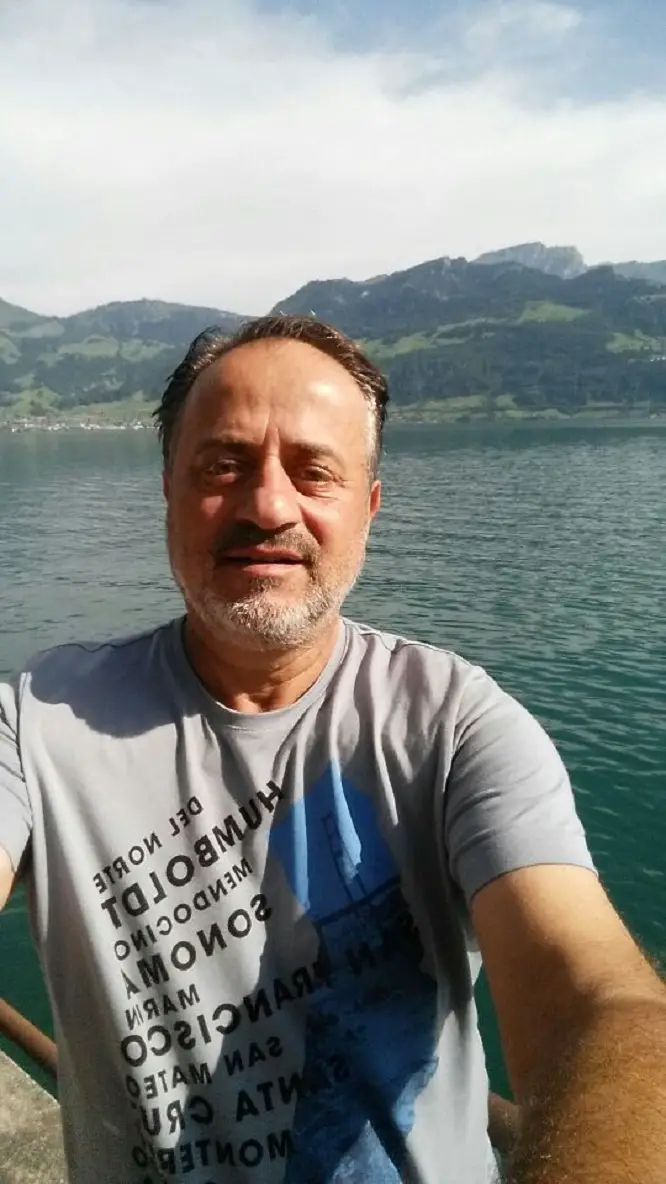 محمود عبدالله، قضت ظروف عمله أن يكون متواجداً اليوم في سويسرا، ينظر بشوق لعودته إلى بلدته ولبيته وعائلته