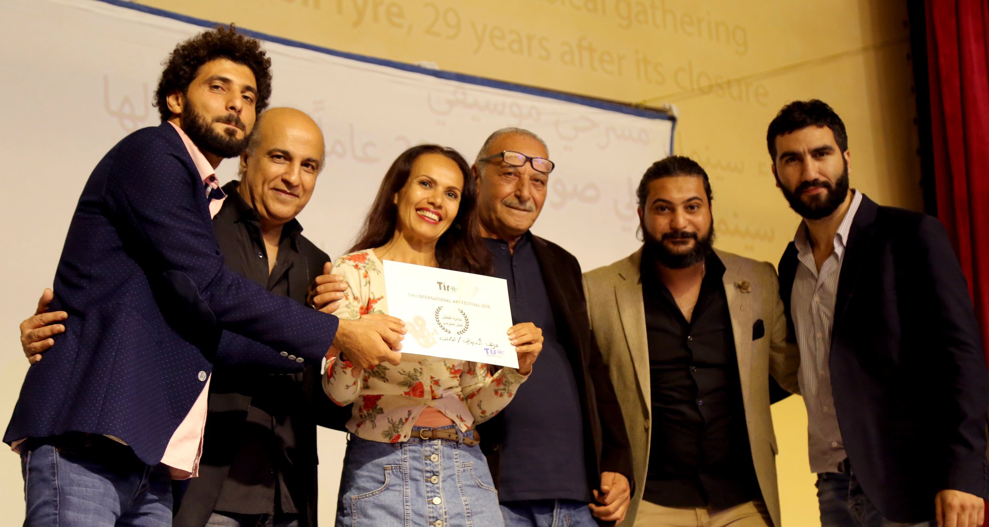 الممثلة اسماء مصطفى تفوز بجائزة افضل عرض مسرحي