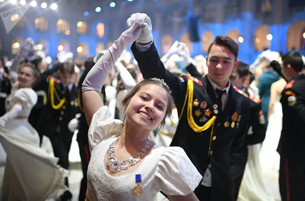 المشاركون في حفل الكرملين للرقص الدولي لتلامذة معهد سوفوروف العسكري، بمناسبة الذكرى الـ 300 لإنشاء ثقافة رقص القاعات والذكرى الـ 75 لتأسيس معاهد سوفوروف العسكرية