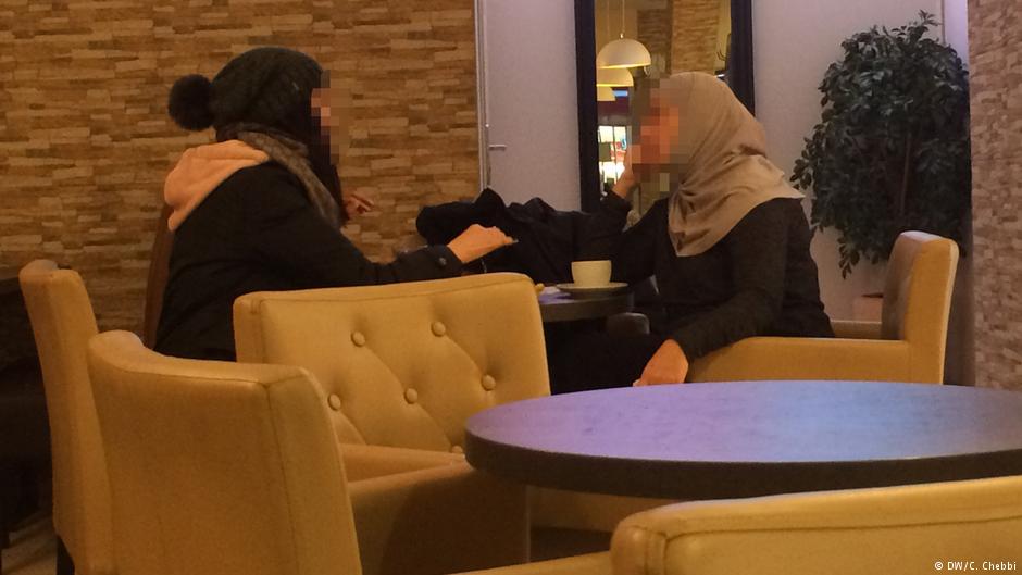 اللاجئة السورية سمر متحدثة إلى احدى صديقاتها في مقهى برليني
