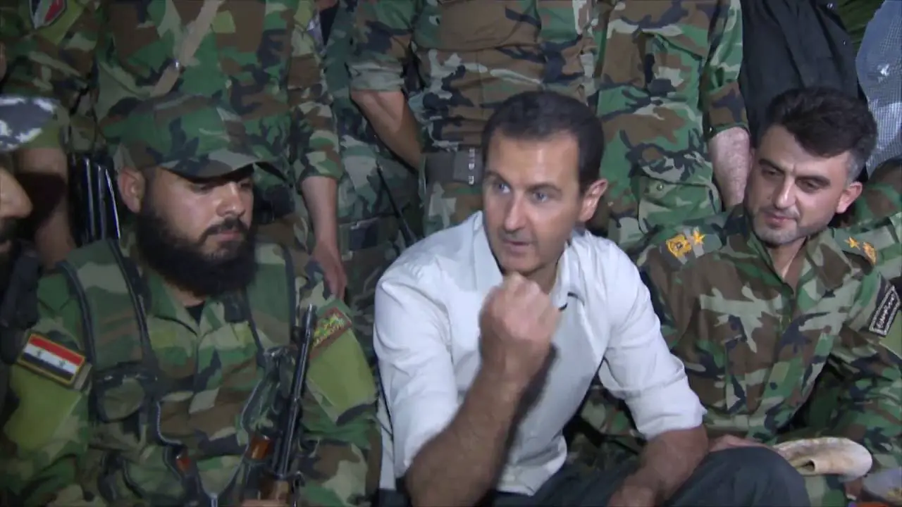 الاسد مع الجنود السوريين في الغوطة الشرقية (موقع الرئاسة السورية على تويتر).