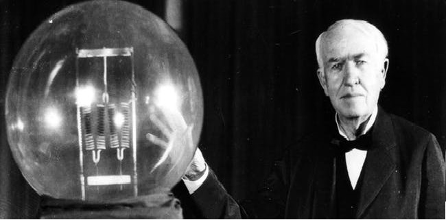 توماس أديسون (1847-1931)، اخترع العديد من الأجهزة التي كان لها أثرٌ كبيرٌ على البشرية حول العالم، مثل تطوير جهاز الفونوغراف وآلة التصوير السينمائي والمصباح الكهربائي