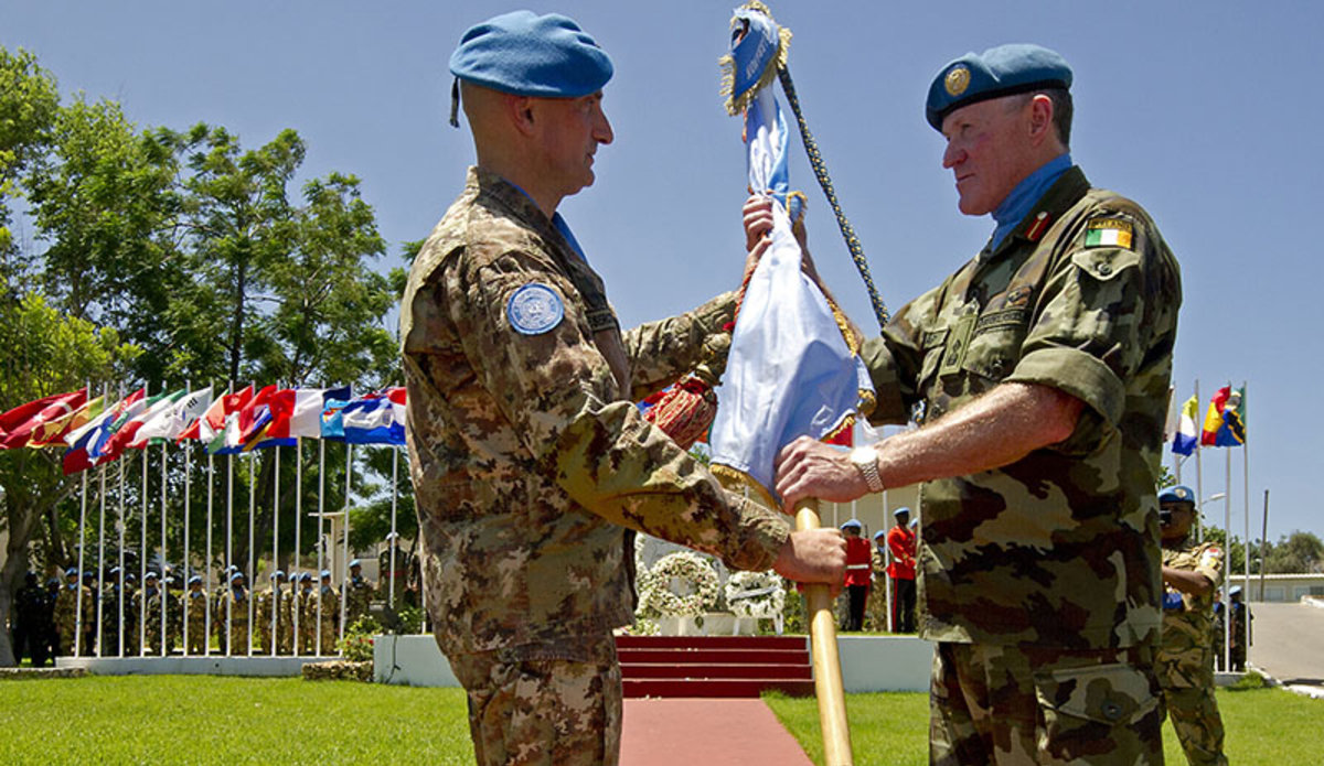 القائد العام لليونيفيل الجنرال مايكل بيري، عند بداية ولايته، يتسلّم علم الأمم المتحدة من سلفه الجنرال لوتشيانو بورتولانو (أرشيف)