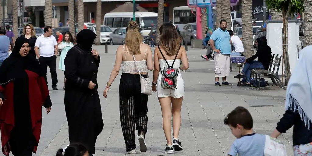 يمنية في بيروت : “منتصب القامة أمشي”