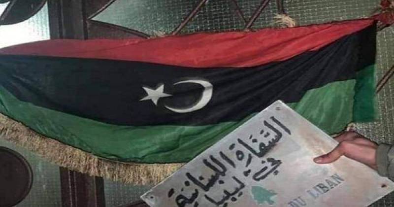رفع العلم الليبي أمام السفارة اللبنانية في طربلس 
