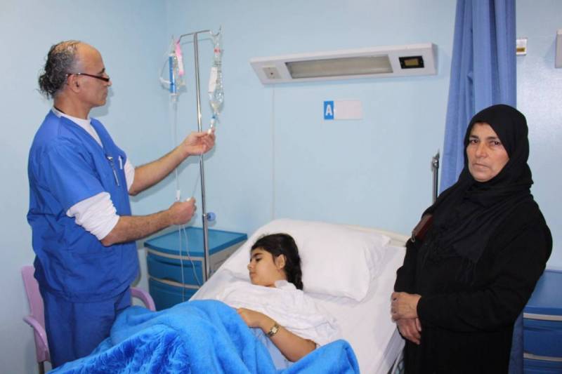 أصيبت الطفلة حلا محمد الحاج علي برصاصة طائشة في عنقها في صور، ليلة أمس.