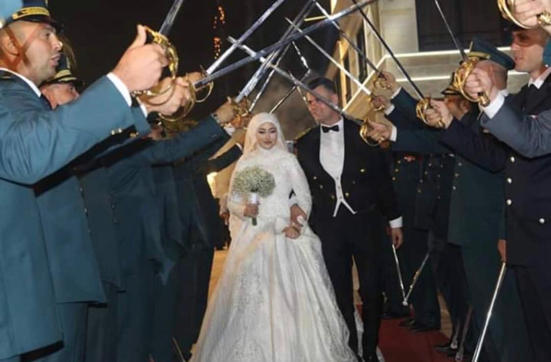 العروسان يمران تحت شبك سيوف رفاق السلاح ضباط من مختلف الأجهزة الأمنية