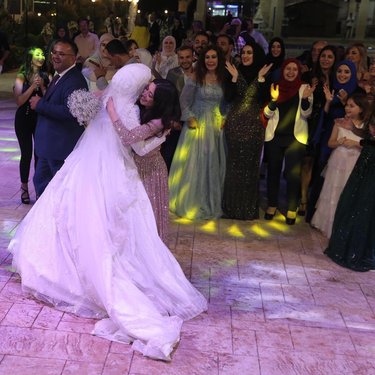عناق حميم بين العروس نور  وشقيقتها التوأم نانسي