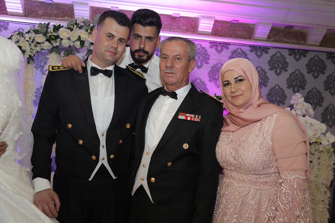 العريس مع والده العميد حسين عوالي وشقيقته فاطمة وشقيقه محمد كامل