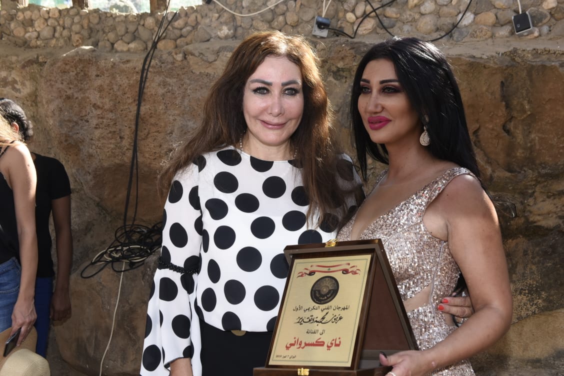 السيدة زهرة عبدالله تسلم الفنانة ناي كسرواني شهادة التقدير