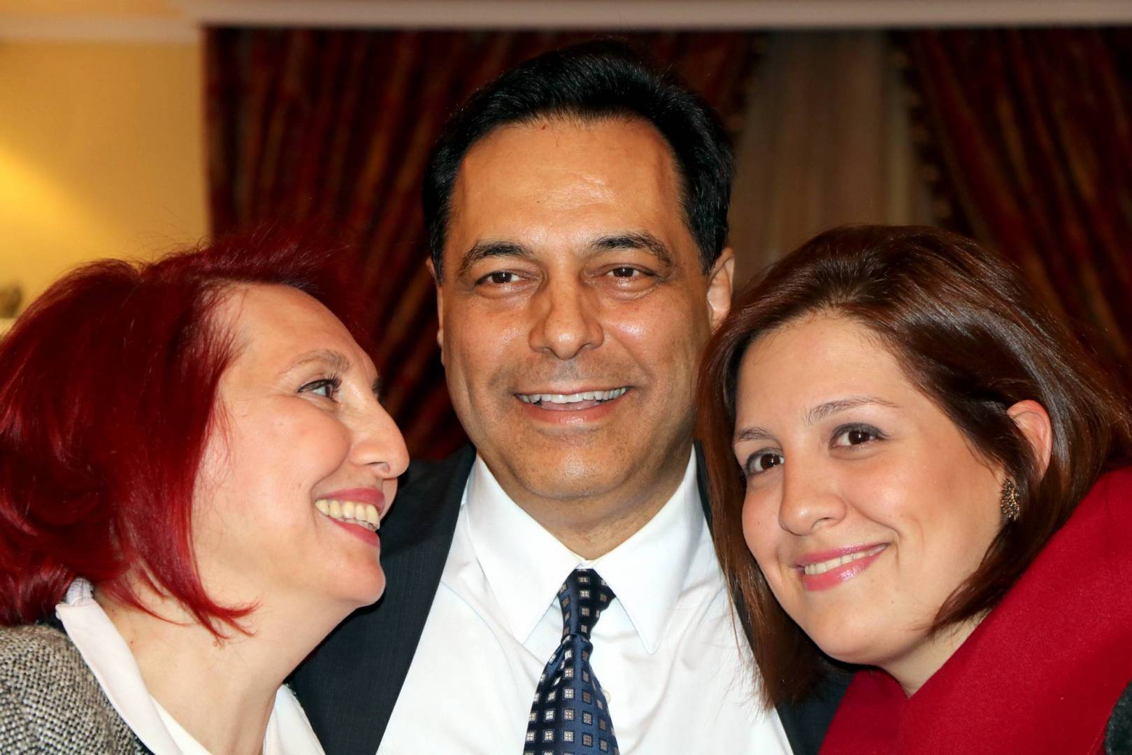 رئيس الحكومة حسان دياب مع زوجته وابنته