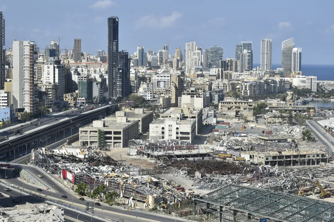 مرفأ بيروت ومحيطه في ذكرى الشهرين على الانفجار الكارثي (تصوير حسام شبارو)