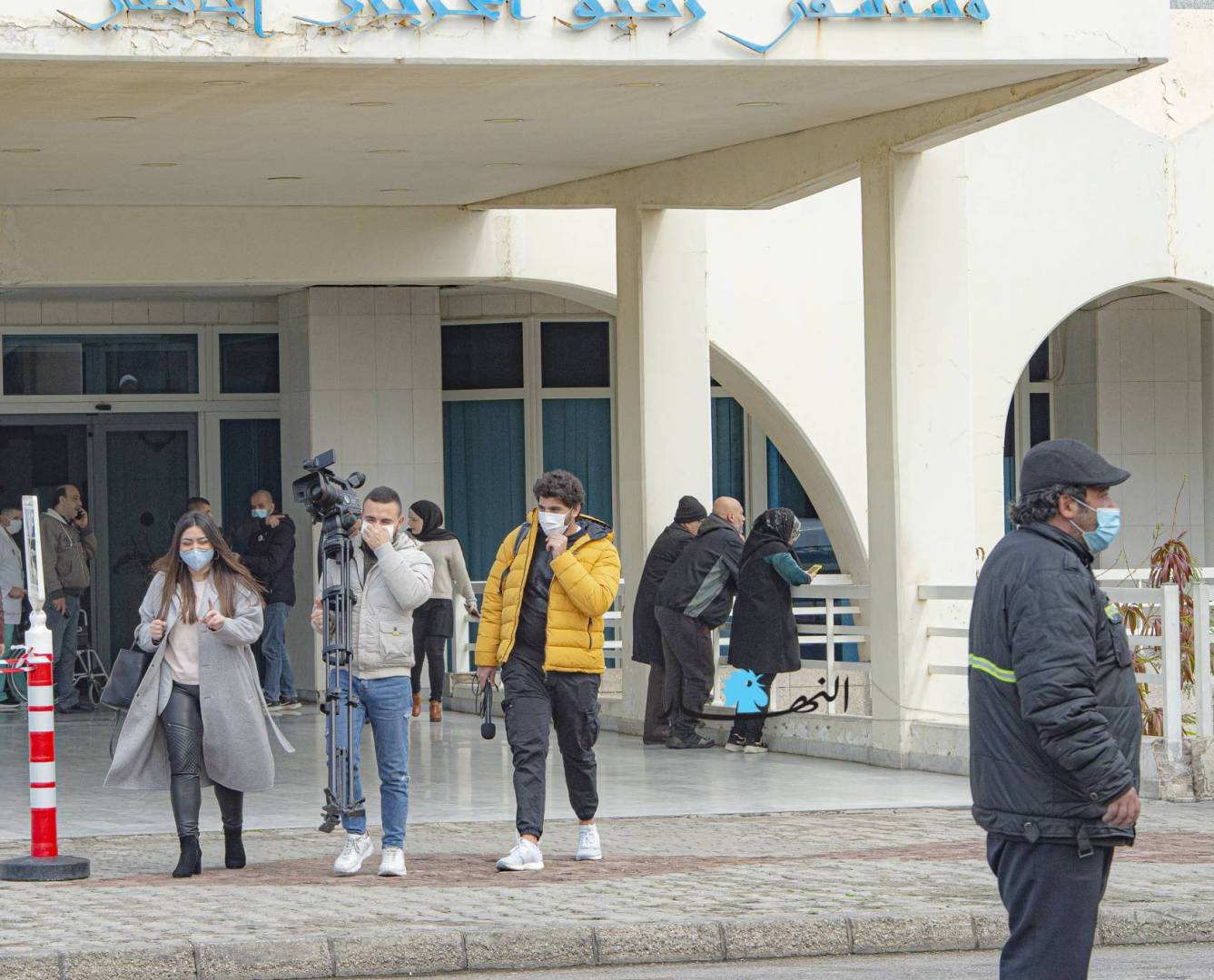 مواطنون يرتدون كمامات أمام مستشفى الحريري (نبيل اسماعيل).